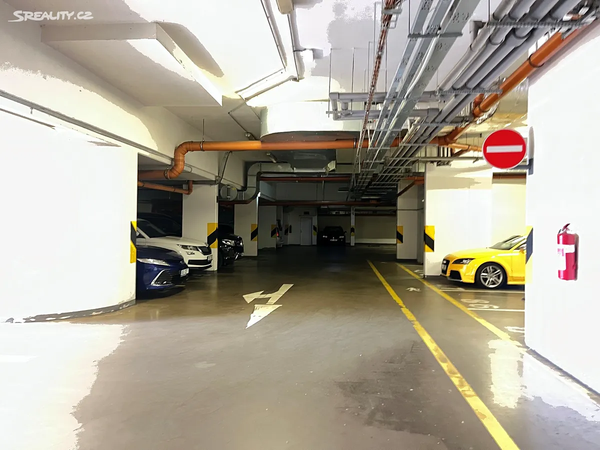 Pronájem garážového stání 13 m² – pohled 2