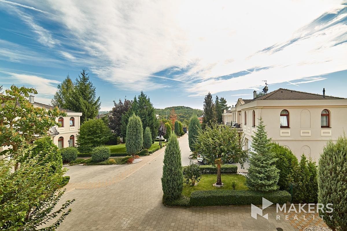 Pronájem vily 254 m², pozemek 779 m² – fotografie 3