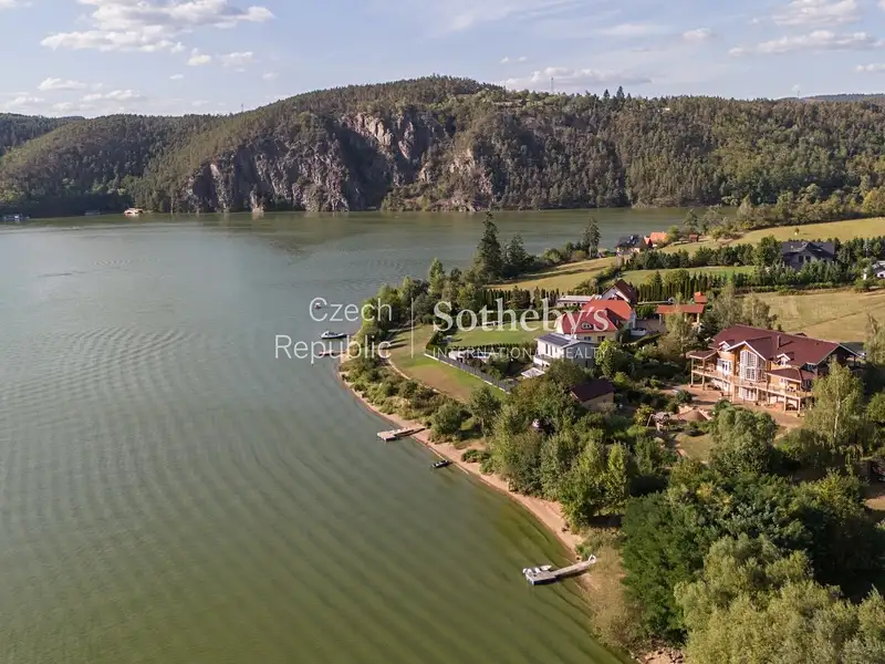 Prodej vily 750 m², pozemek 2400 m², Dublovice – náhled fotky 2