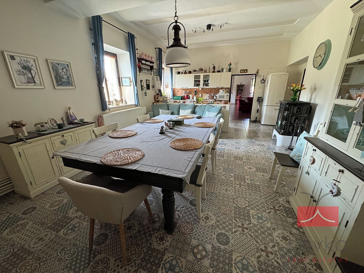 Prodej rodinného domu 286 m², pozemek 920 m² – fotografie 2