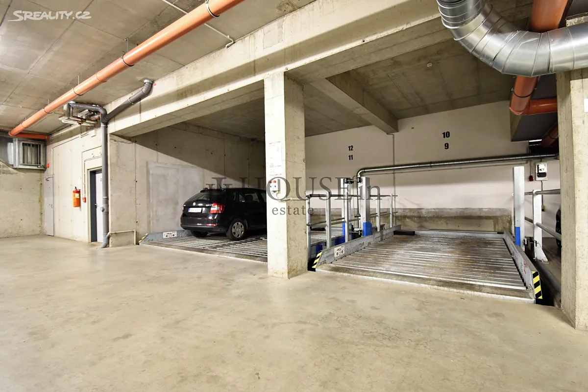 Pronájem garážového stání 12 m², Na vysoké I