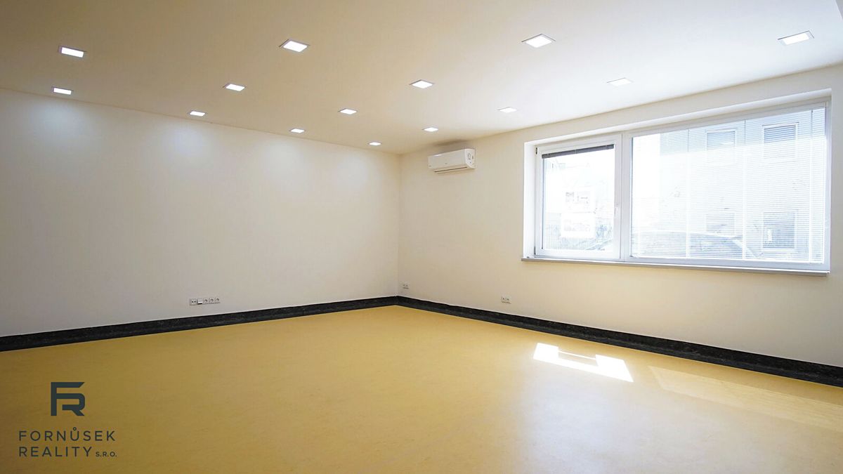 Pronájem obchodního prostoru 54 m² – fotografie 2