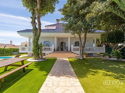 Prodej  rodinného domu 420 m², pozemek 800 m²