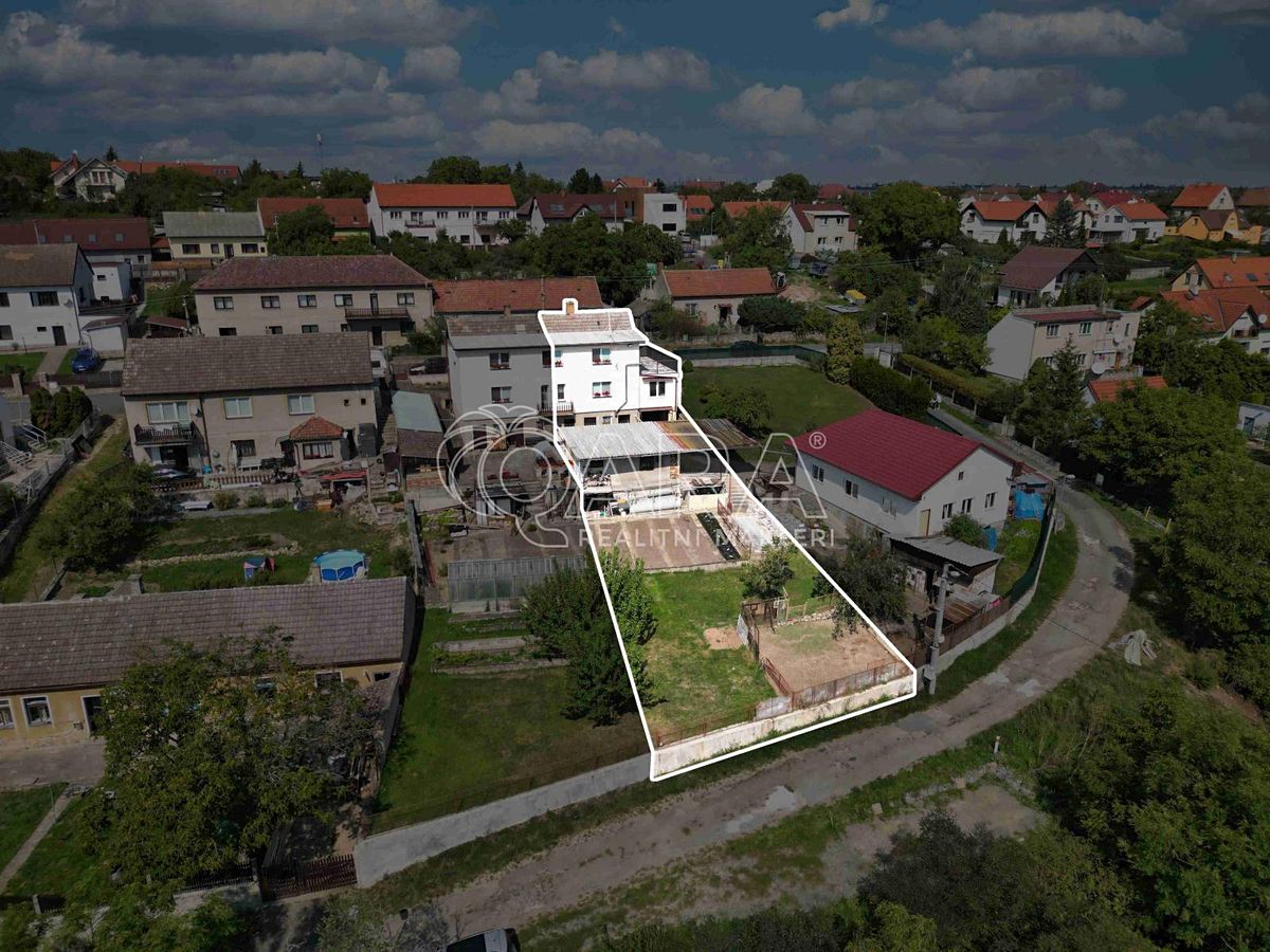 Prodej rodinného domu 225 m², pozemek 589 m² – fotografie 2