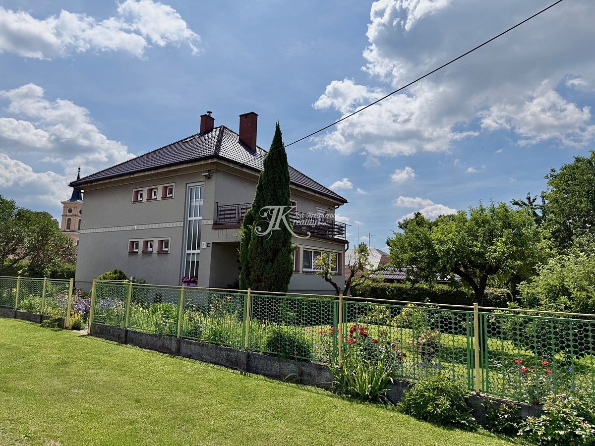 Prodej rodinného domu 300 m², pozemek 1252 m² – fotografie 2