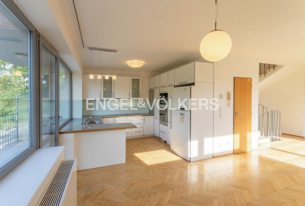 Pronájem rodinného domu 230 m², pozemek 485 m² – fotografie 2