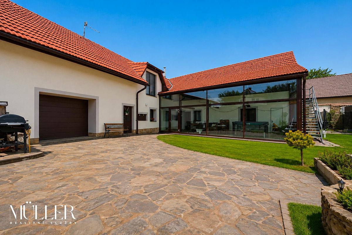 Prodej rodinného domu 288 m², pozemek 677 m²