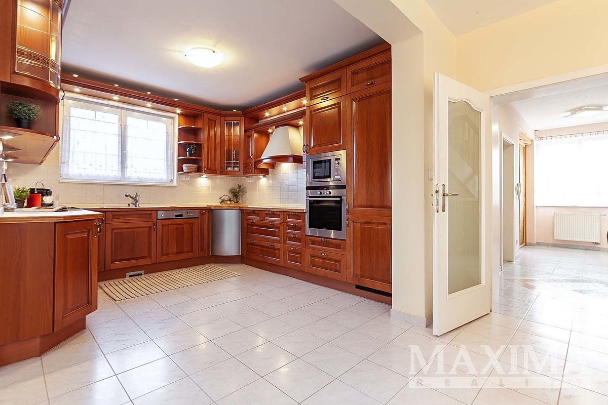 Prodej rodinného domu 348 m², pozemek 1135 m² – fotografie 4