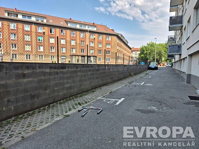 Pronájem garážového stání 14 m²