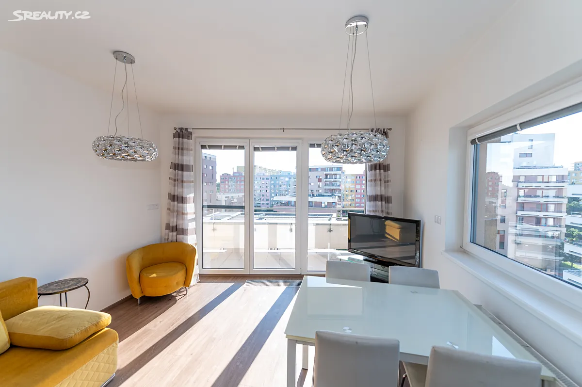 Pronájem bytu 3+kk 71 m² – pohled 2