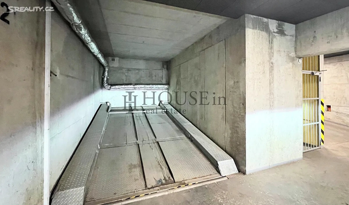 Pronájem garážového stání 15 m², Praha