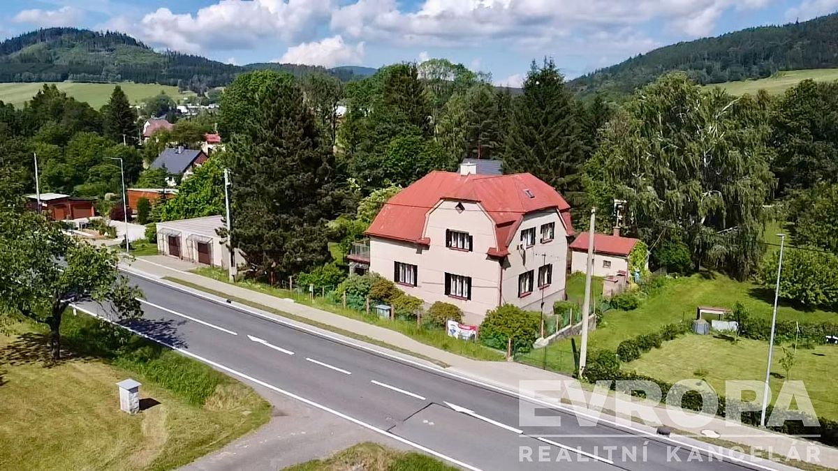 Prodej rodinného domu 230 m², pozemek 2377 m²