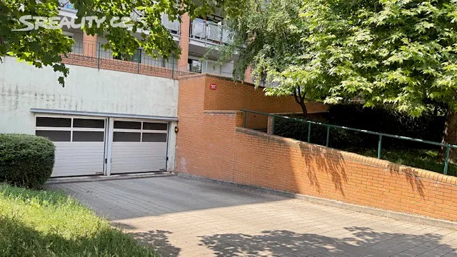 Pronájem garážového stání 13 m², Paťanka