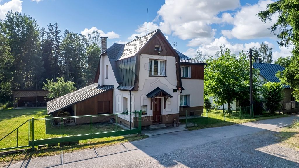 Prodej rodinného domu 223 m², pozemek 2579 m²