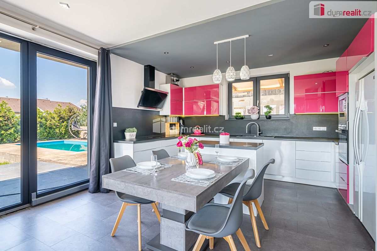 Prodej rodinného domu 159 m², pozemek 1060 m² – fotografie 2