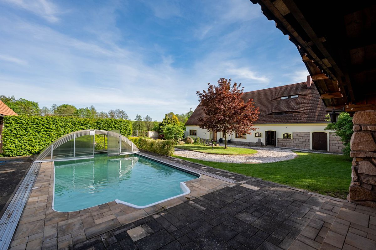 Prodej rodinného domu 600 m², pozemek 10121 m² – fotografie 3