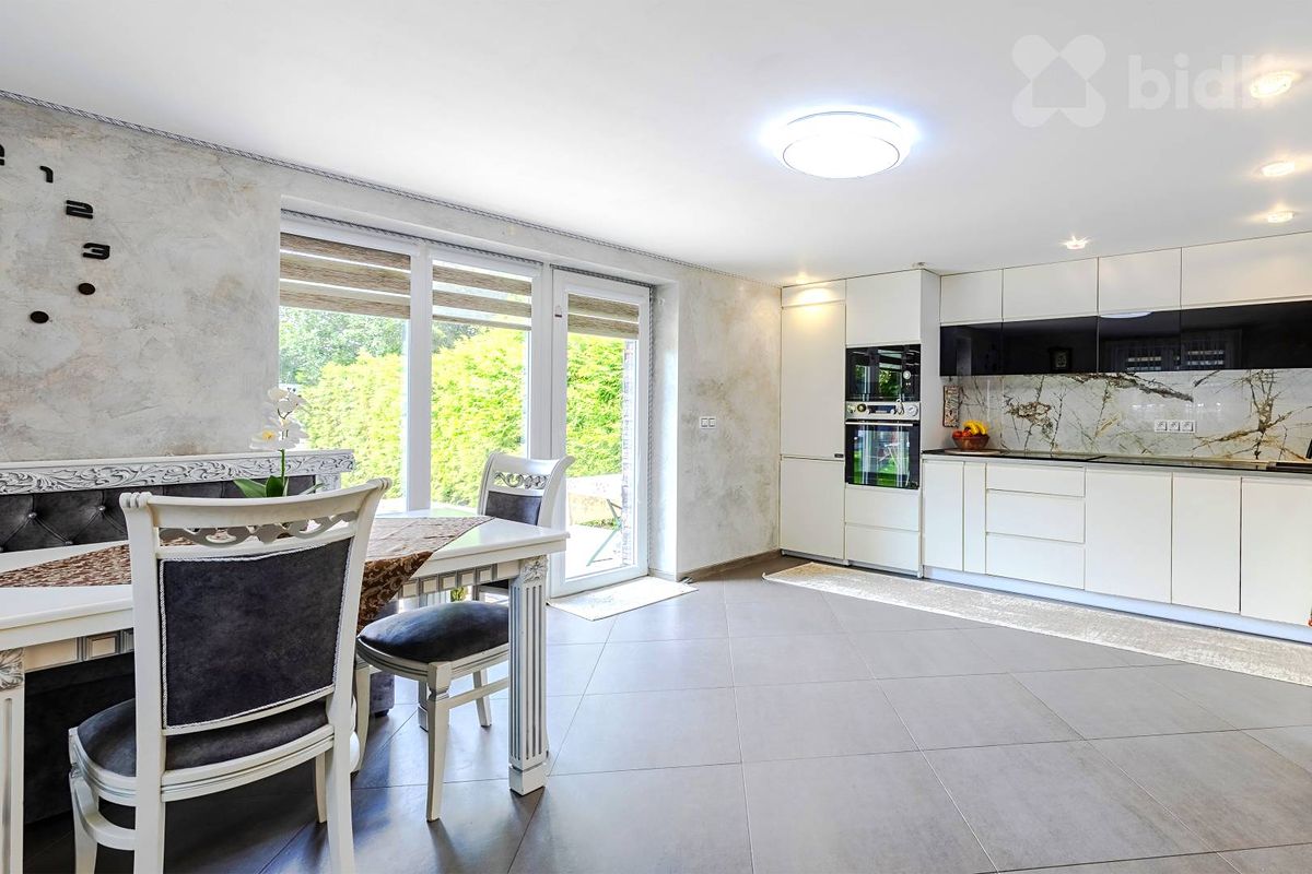 Prodej rodinného domu 220 m², pozemek 795 m² – fotografie 3