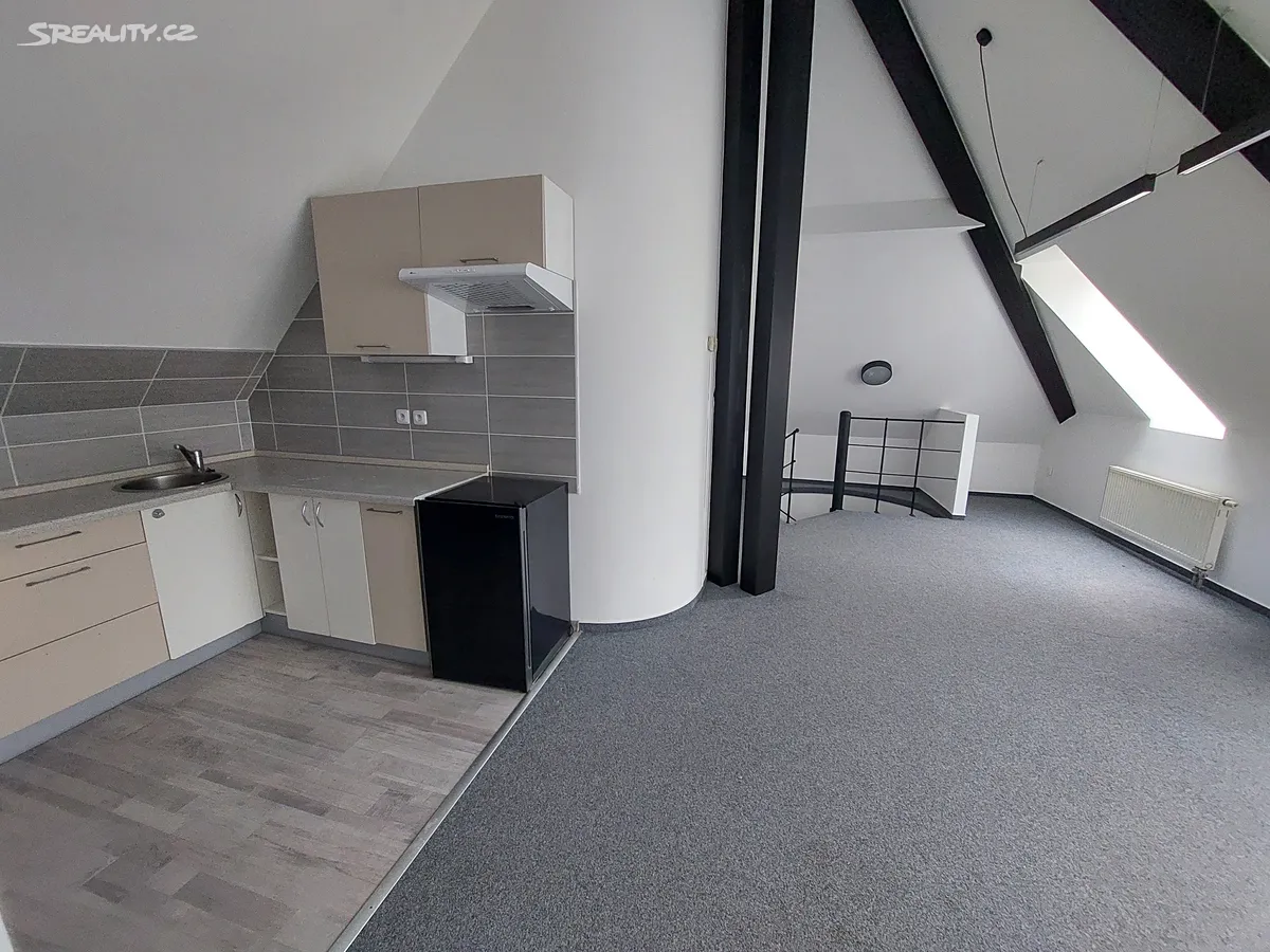 Pronájem kanceláře 100 m² – pohled 3