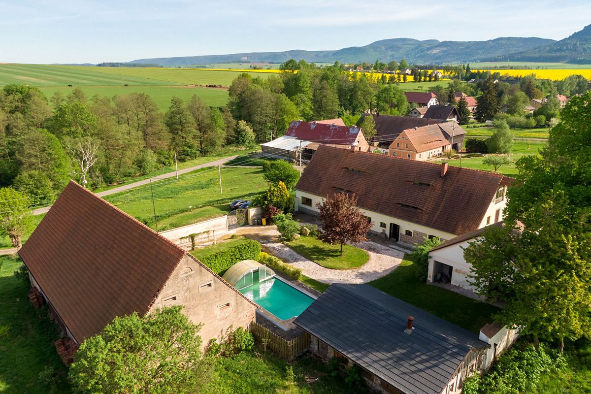 Prodej rodinného domu 600 m², pozemek 10121 m² – fotografie 2