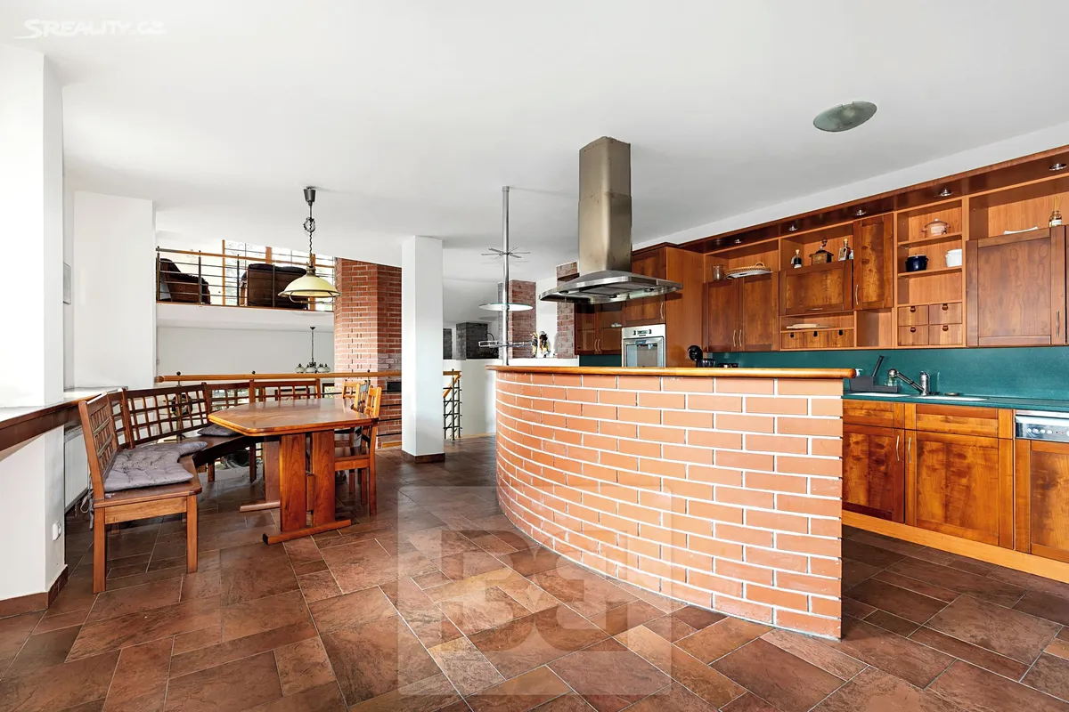 Prodej rodinného domu 432 m², pozemek 5730 m² – pohled 3