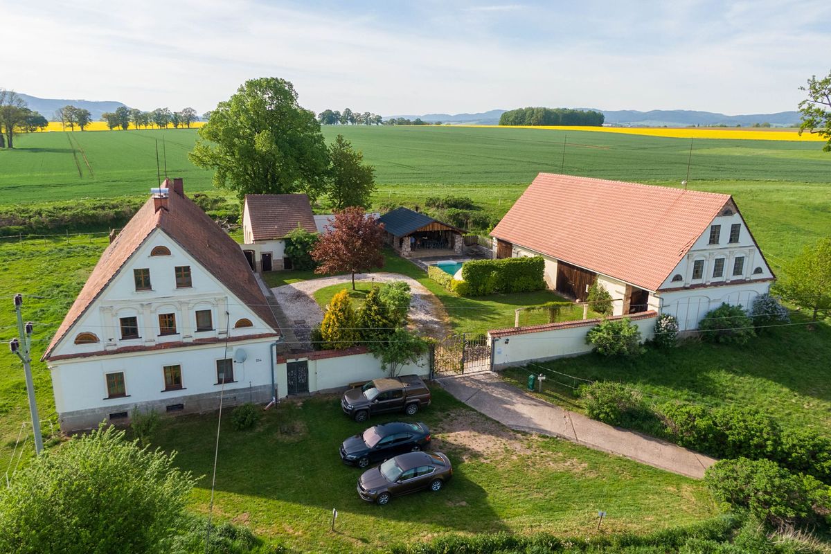 Prodej rodinného domu 600 m², pozemek 10121 m²