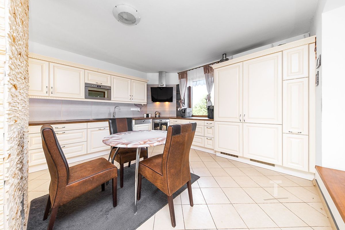 Prodej rodinného domu 280 m², pozemek 1190 m² – fotografie 4