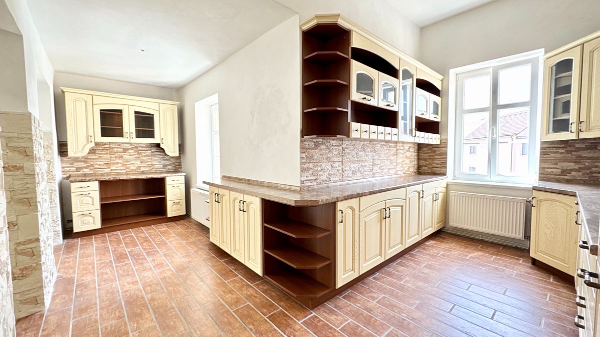 Prodej vily 804 m², pozemek 734 m² – fotografie 2
