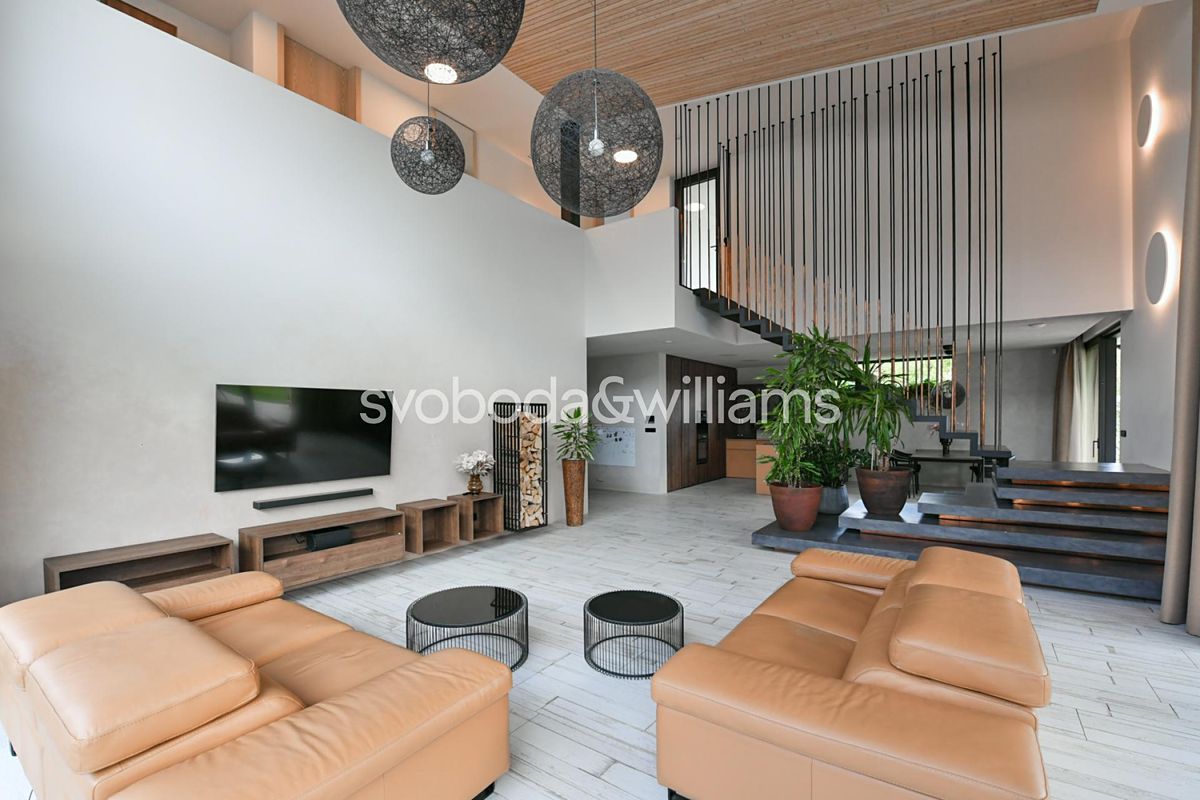 Prodej rodinného domu 281 m², pozemek 815 m² – fotografie 2