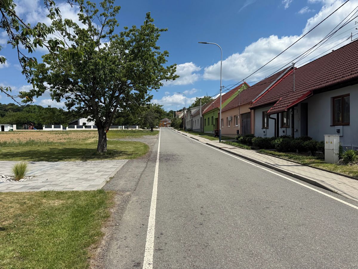 Prodej stavebního pozemku 902 m² – fotografie 2