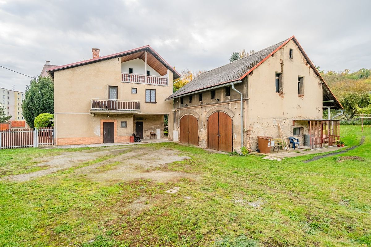 Prodej rodinného domu 208 m², pozemek 1390 m² – fotografie 2