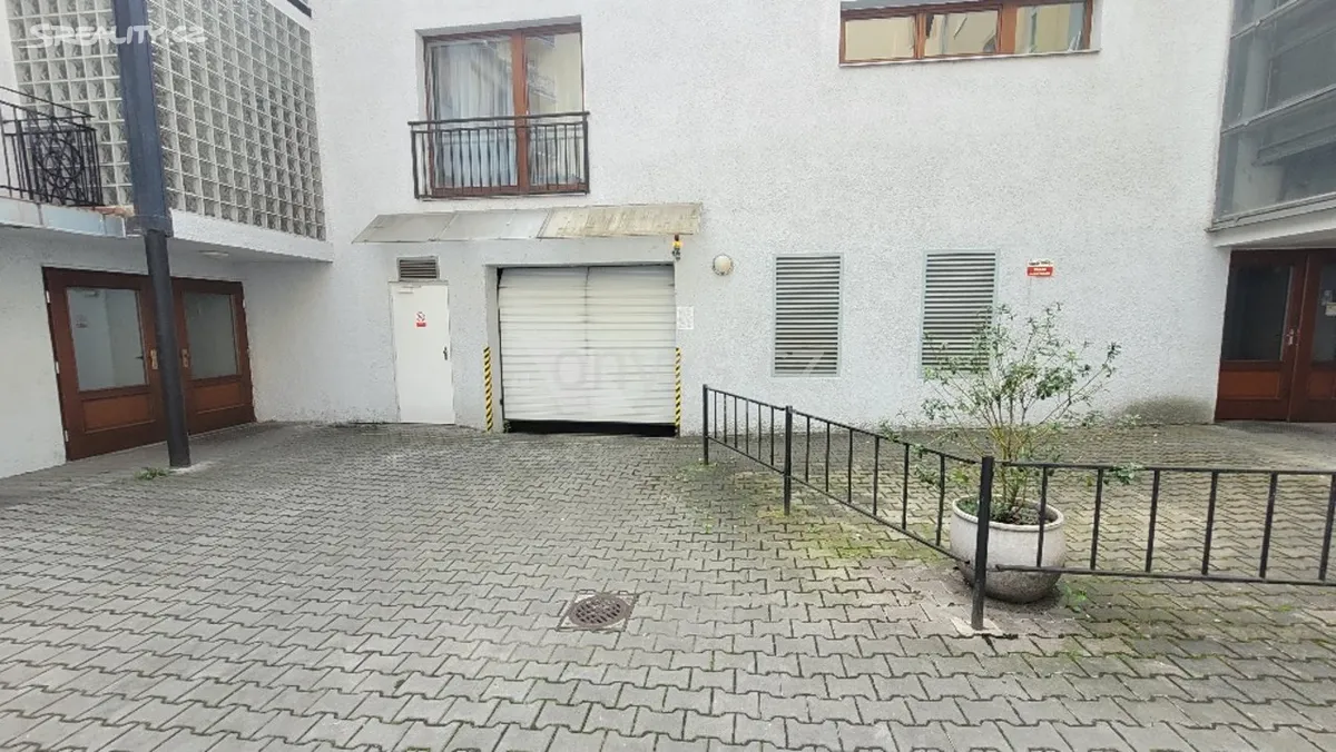 Pronájem garážového stání 12 m² – pohled 5