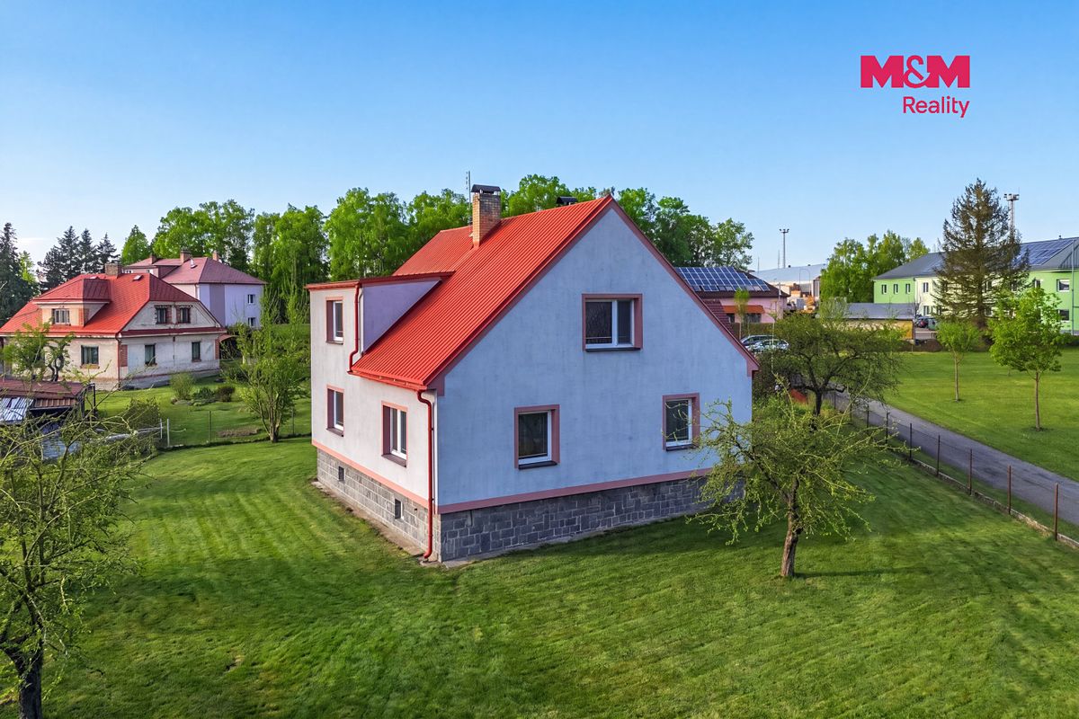 Prodej rodinného domu 225 m², pozemek 1225 m² – fotografie 2