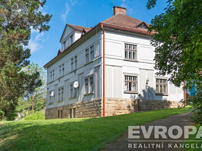 Prodej  rodinného domu 320 m², pozemek 7 861 m²