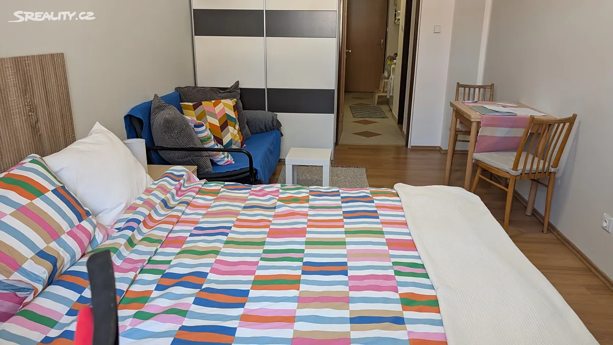 Pronájem bytu 1+kk 28 m² – pohled 2