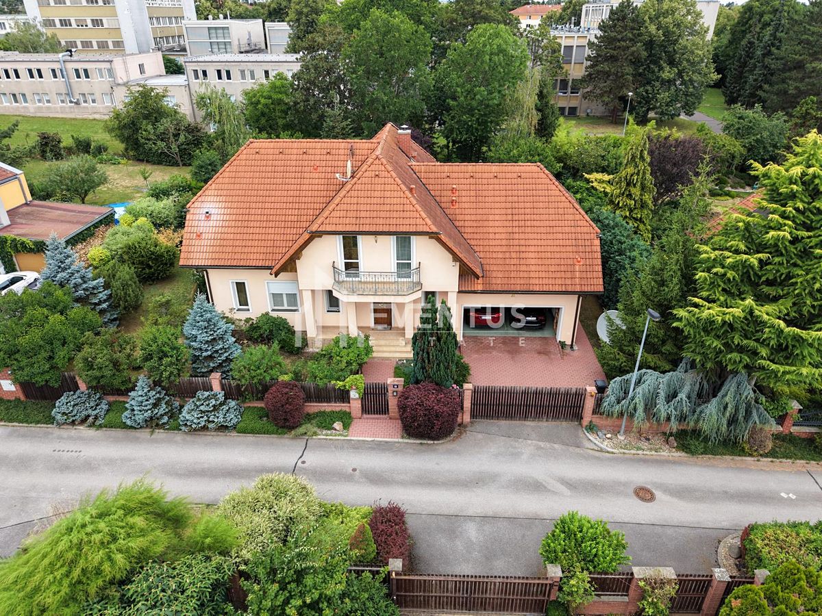 Prodej rodinného domu 300 m², pozemek 803 m², Praha – fotka 1 z 3