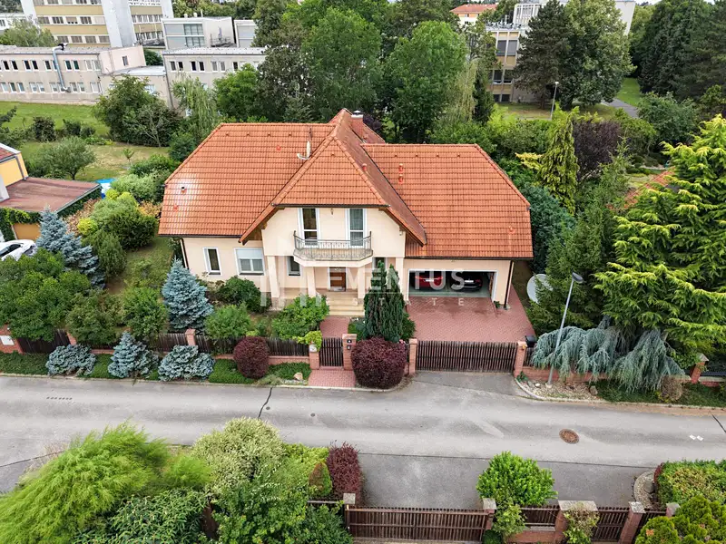 Prodej rodinného domu 300 m², pozemek 803 m², Praha – náhled fotky 1