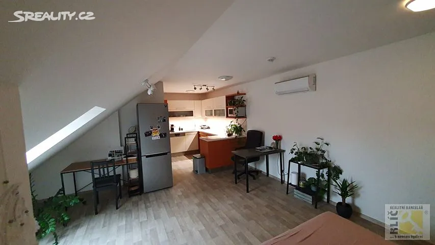 Pronájem bytu 2+kk 50 m² – pohled 2