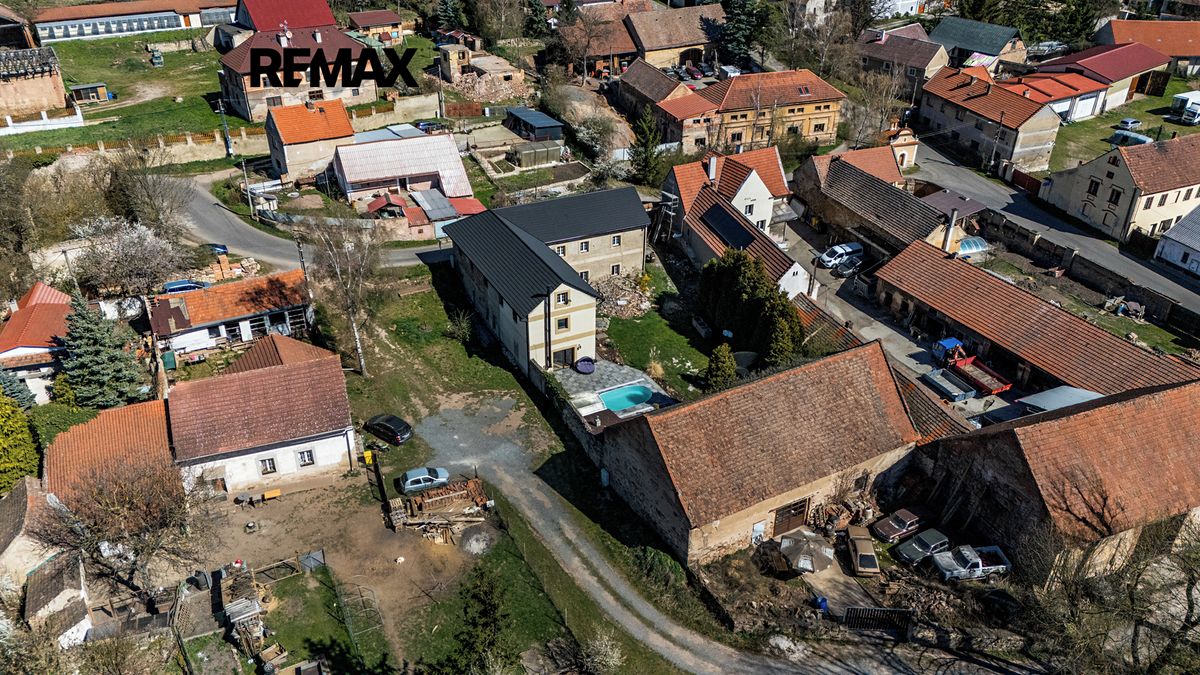 Prodej rodinného domu 330 m², pozemek 944 m² – fotografie 3