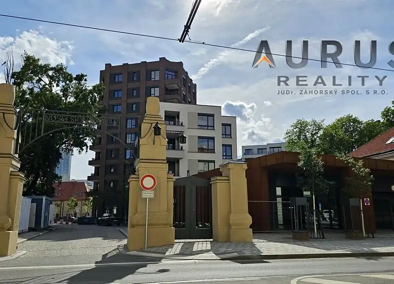 Pronájem garážového stání 15 m², Praha – náhled fotky 1