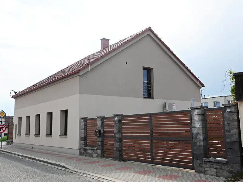 Prodej rodinného domu 250 m², pozemek 890 m², Nový Bydžov – náhled fotky 1