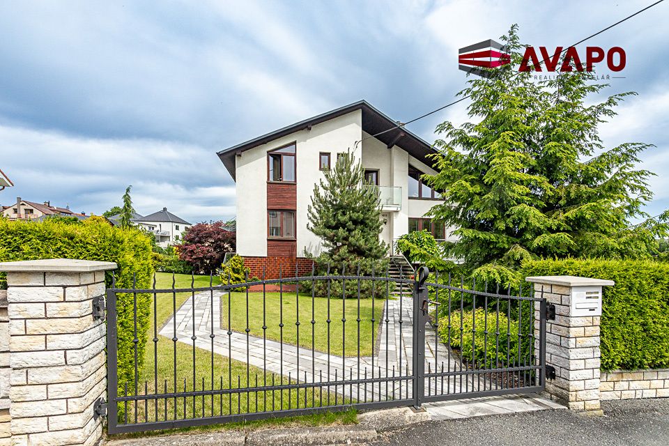 Prodej rodinného domu 260 m², pozemek 1095 m² – fotografie 3