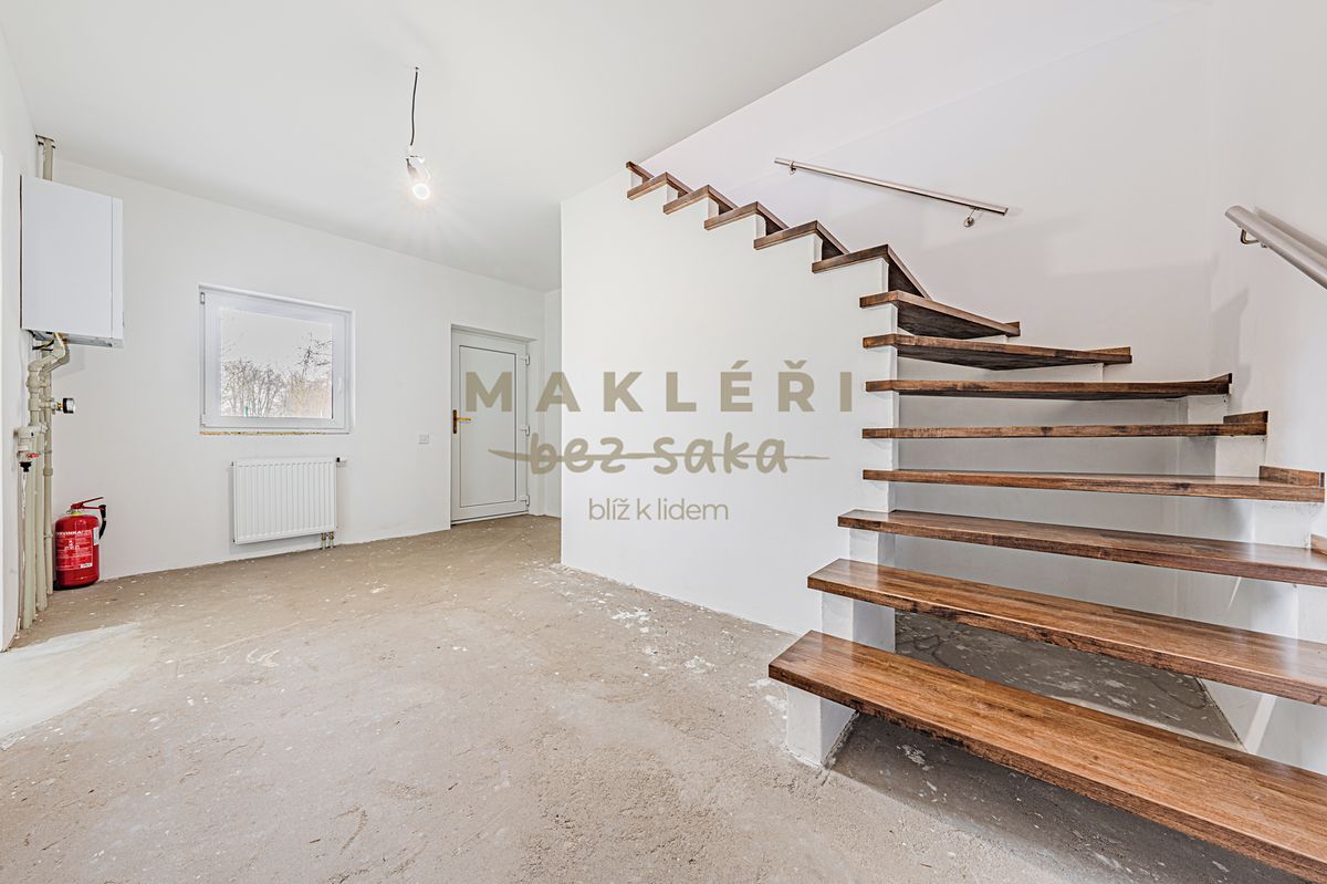 Prodej rodinného domu 236 m², pozemek 636 m² – fotografie 2