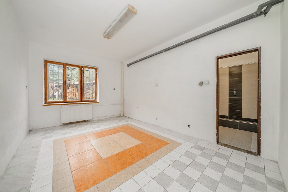 Prodej rodinného domu 208 m², pozemek 1390 m² – fotografie 3