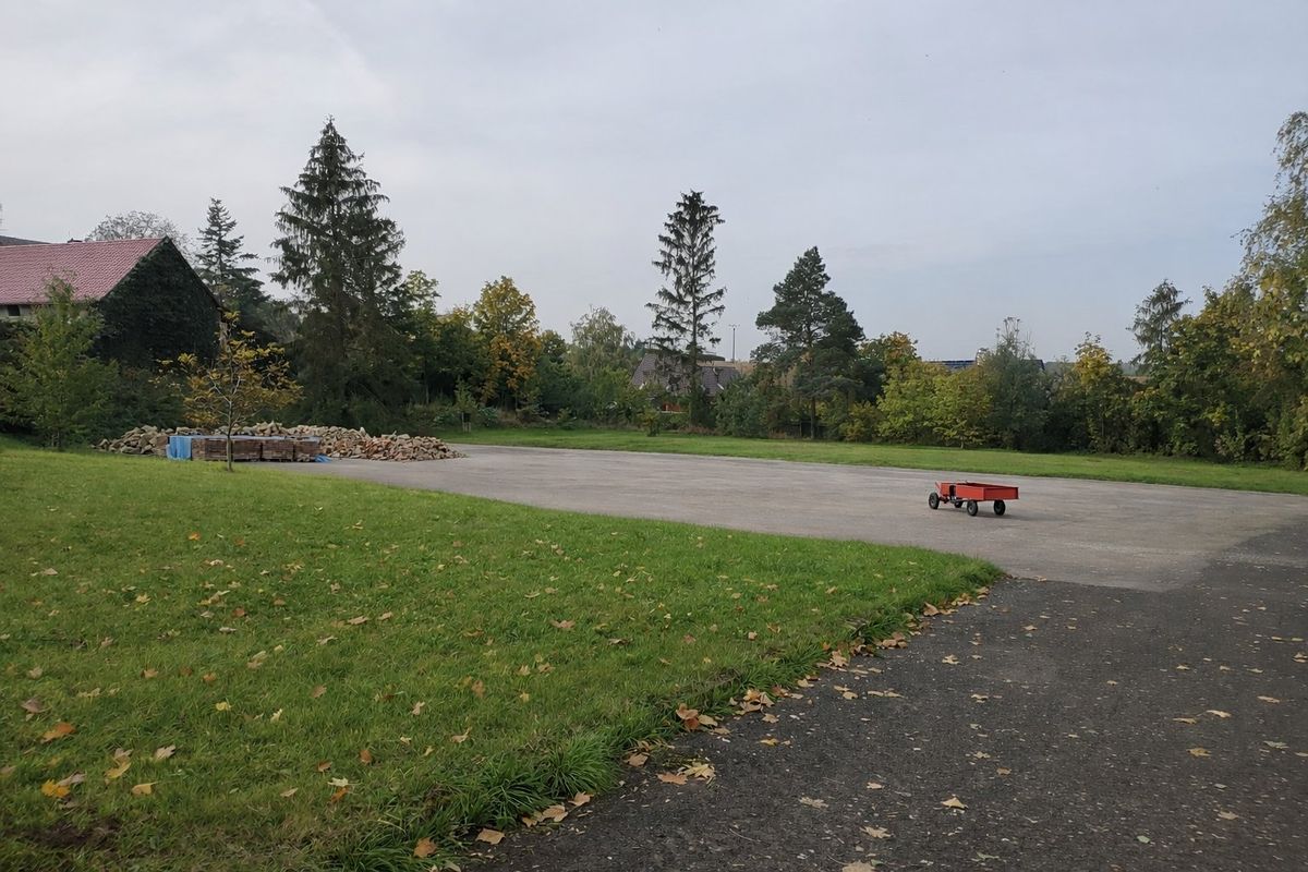Pronájem komerčního pozemku 1400 m² – fotografie 2