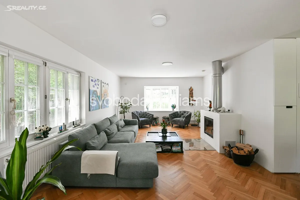 Pronájem rodinného domu 302 m², pozemek 737 m², Praha