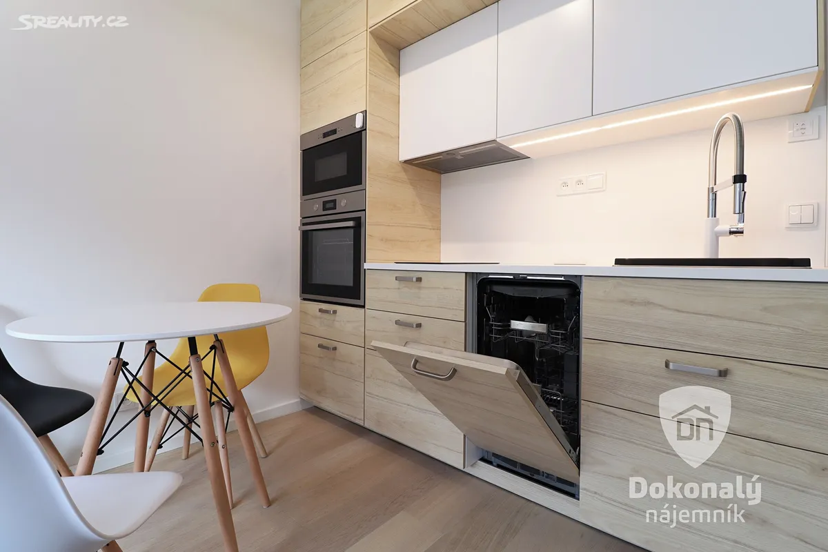 Pronájem bytu 1+kk 28 m² – pohled 3