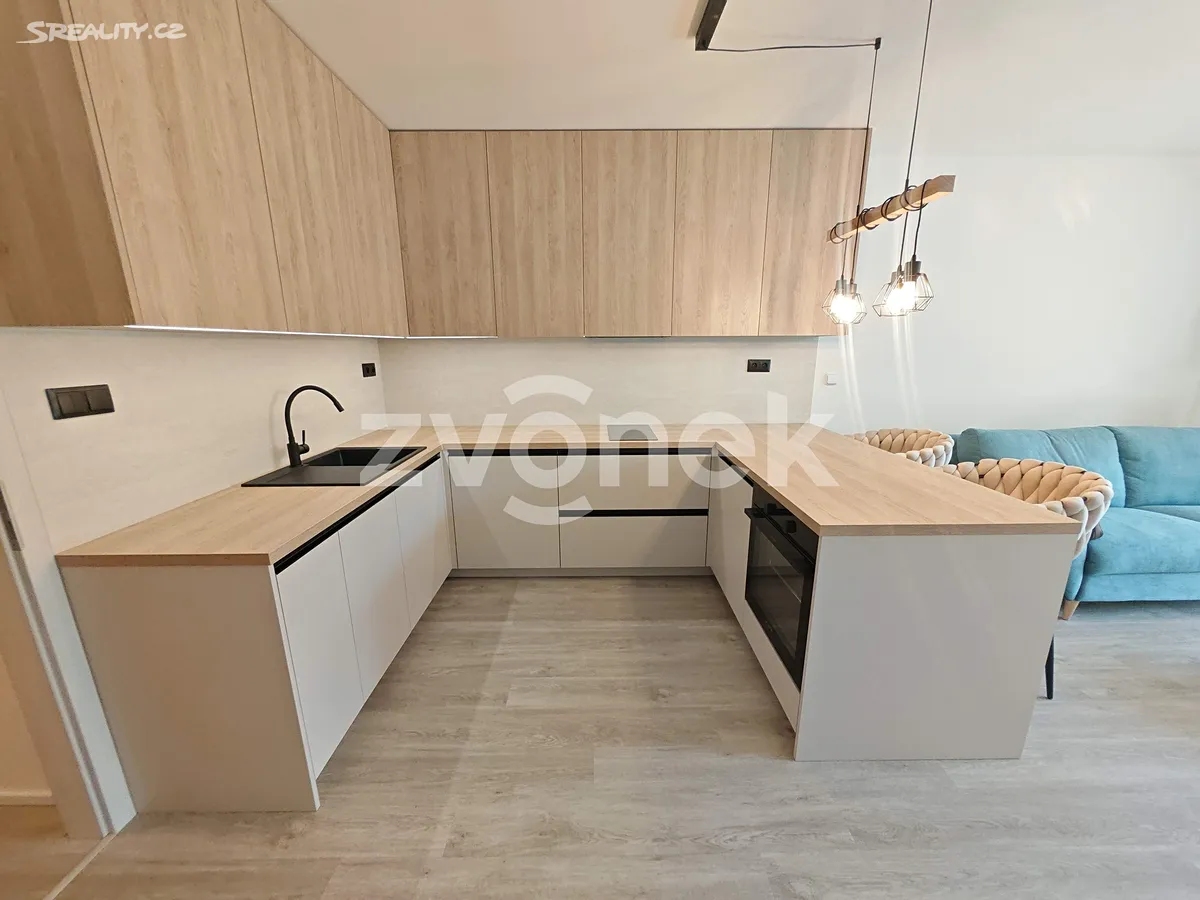 Pronájem bytu 1+kk 37 m² – pohled 2