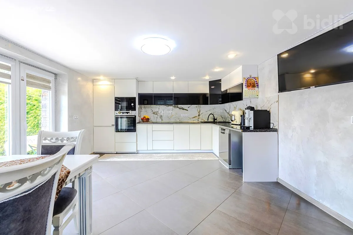 Prodej rodinného domu 220 m², pozemek 795 m² – pohled 6