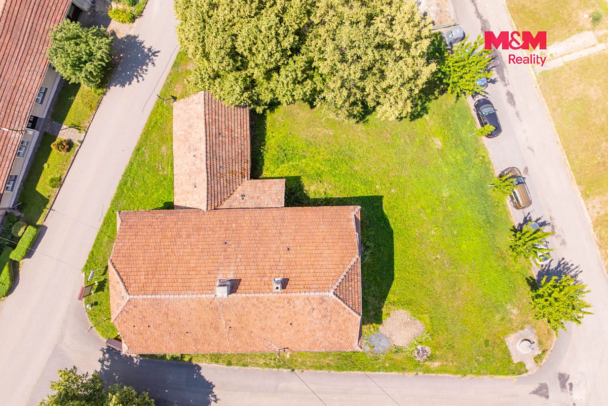 Prodej rodinného domu 240 m², pozemek 852 m² – fotografie 2