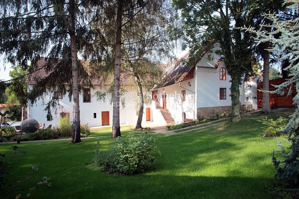 Prodej rodinného domu 310 m², pozemek 2002 m²